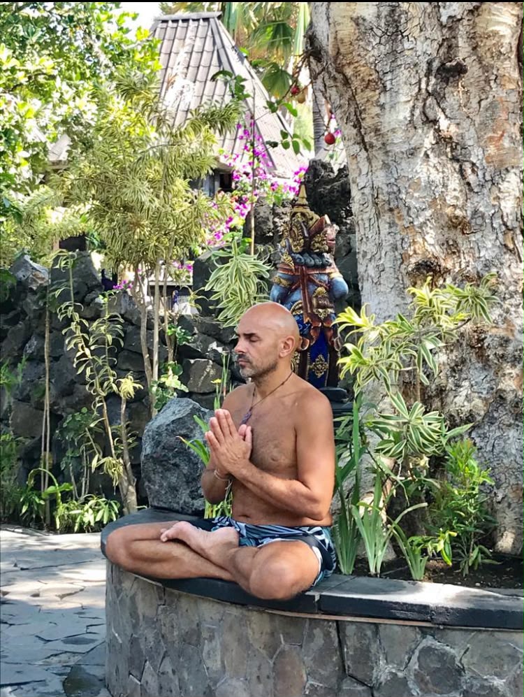 Didier Dozias enseignant le yoga en plein air à un groupe
